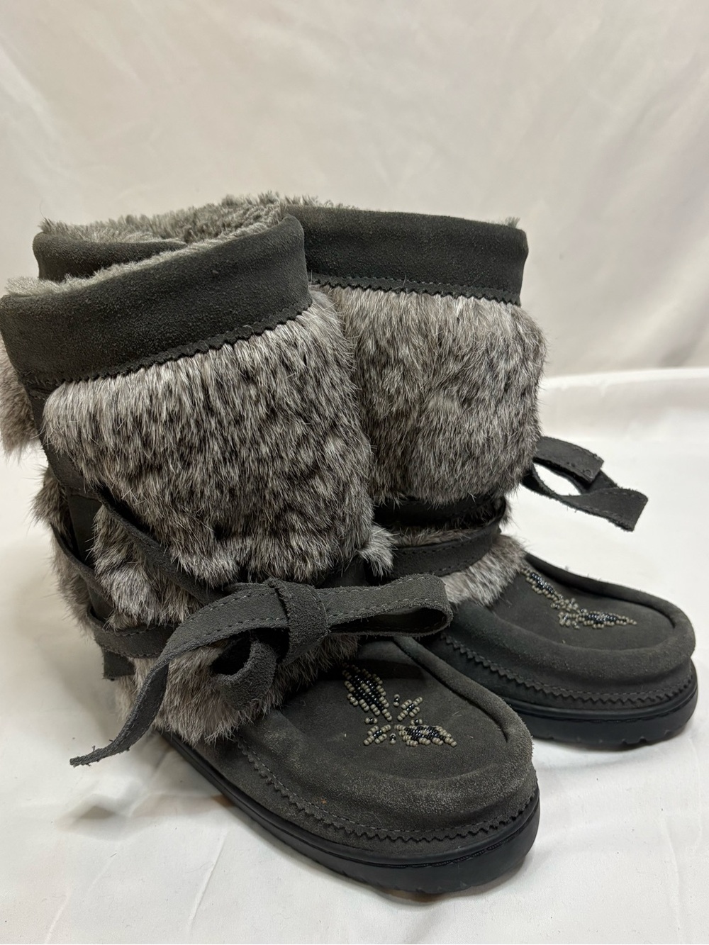Manitobah Mukluks Beaded Short Wrap Boots Charcoal Grey Fur Moccasins Women’s 6